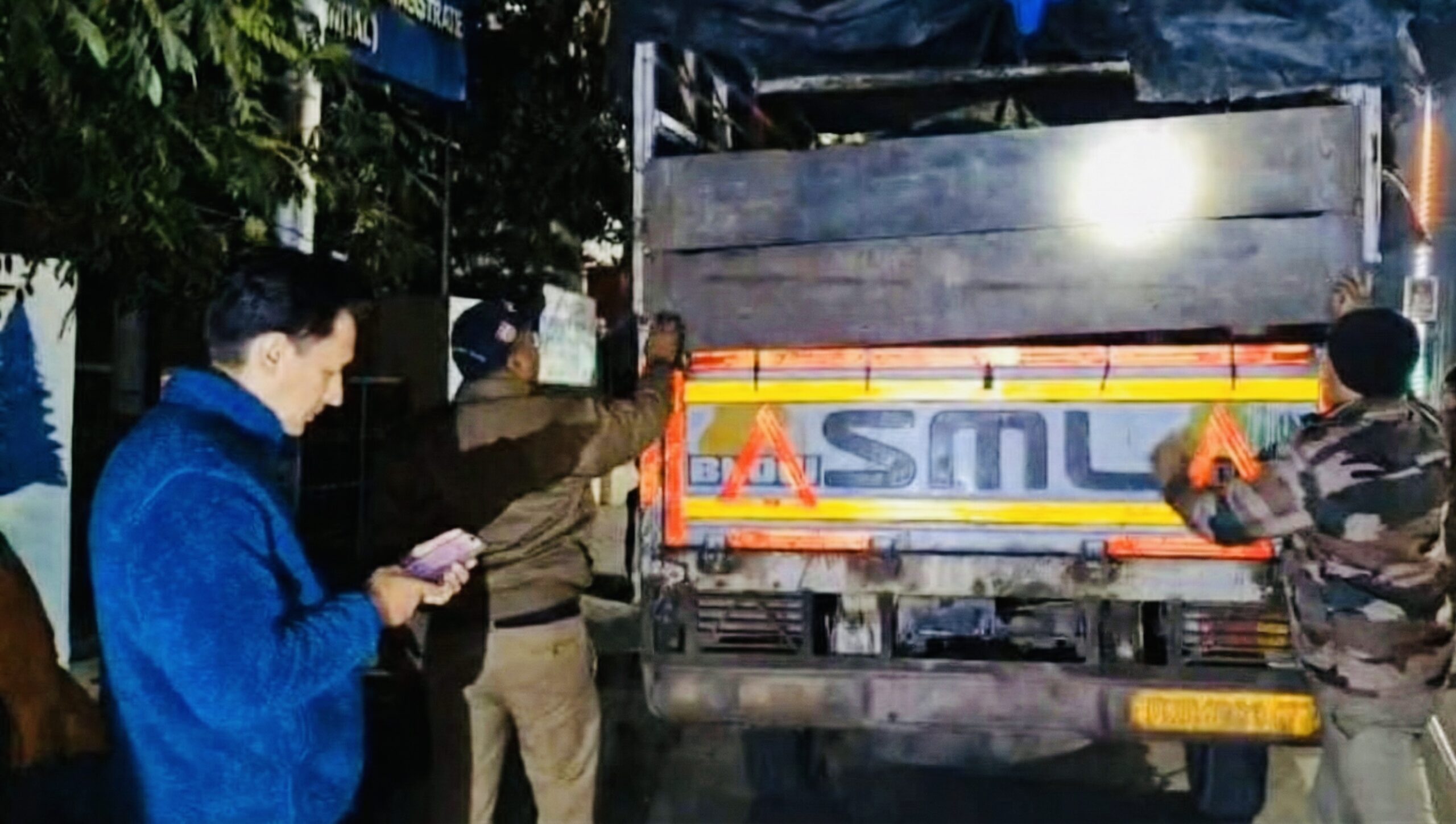 Haldwani: हल्द्वानी में औचक निरीक्षण के दौरान कमिश्नर दीपक रावत ने ओवरलोड कैंटर पकड़ा, 9 लोगों को ठूंसकर ले जाने पर वाहन सीज