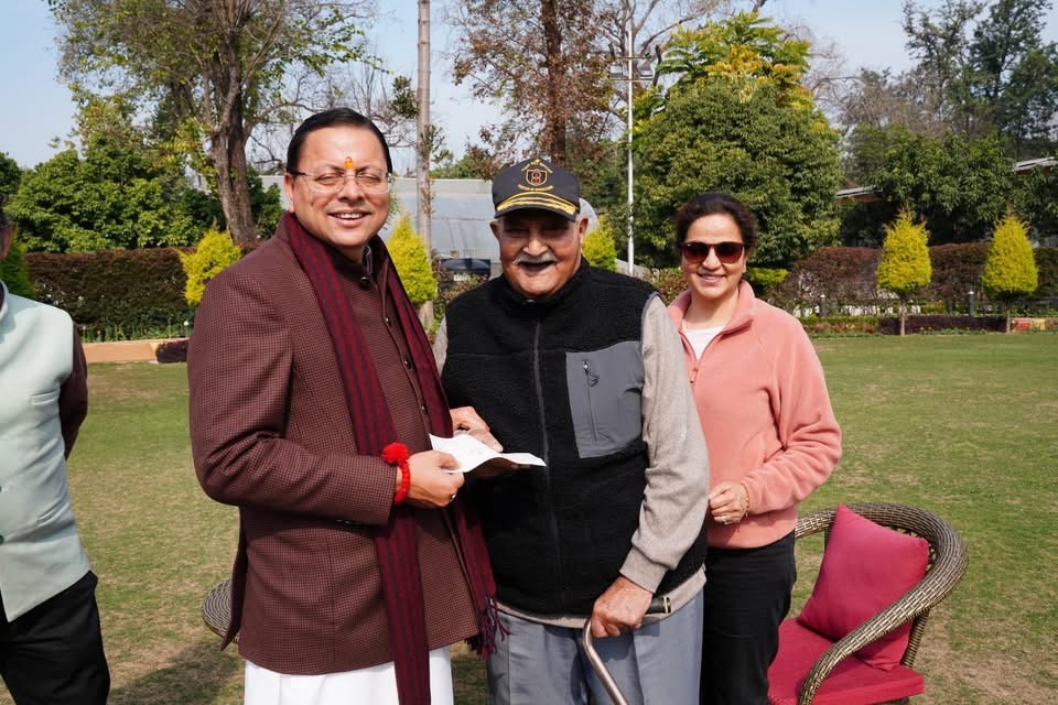 Dehradun: सेवानिवृत्त ब्रिगेडियर हरीश चंद्र जोशी ने आपदा पीड़ितों और वंचित बच्चों के लिए मुख्यमंत्री राहत कोष में 10 लाख रुपये किए दान