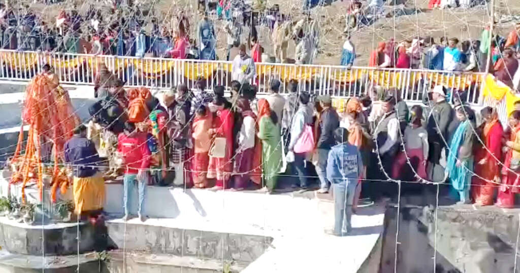 Nainital: महाशिवरात्रि पर छोटा कैलाश में उमड़ा जनसैलाब, एक लाख श्रद्धालुओं ने चार किमी चढ़ाई कर किया जलाभिषेक