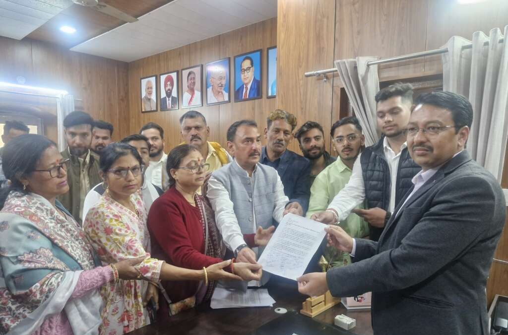 Haldwani: बदहाल सड़कों पर फूटा जनाक्रोश, हल्द्वानी में कांग्रेस नेता ललित जोशी के नेतृत्व में सिटी मजिस्ट्रेट को सौंपा गया ज्ञापन