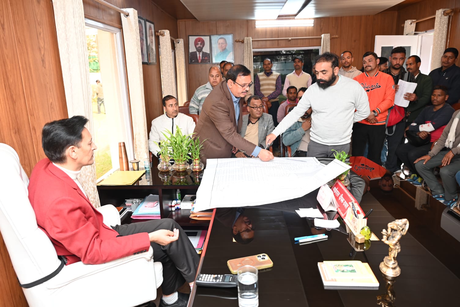 Haldwani: जनता मिलन में आयुक्त दीपक रावत का सख्त रुख, भूमि विवाद से फर्जीवाड़े तक मामलों में मौके पर दिए समाधान के निर्देश