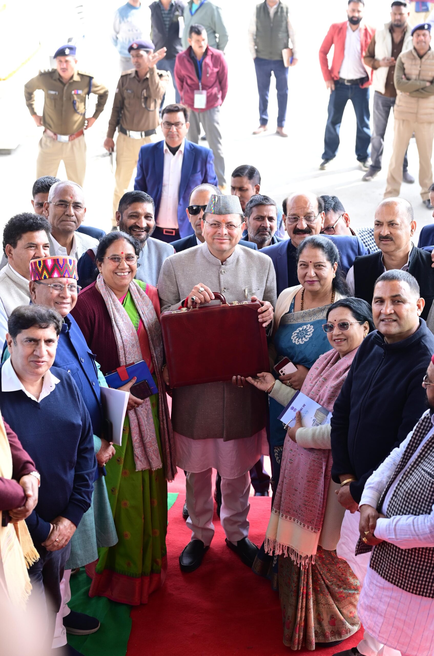 Gairsain: भराड़ीसैंण विधानसभा में बजट पेश करने रवाना हुए मुख्यमंत्री पुष्कर सिंह धामी, वित्तीय वर्ष 2026-27 के लिए महत्वपूर्ण घोषणाओं की उम्मीद