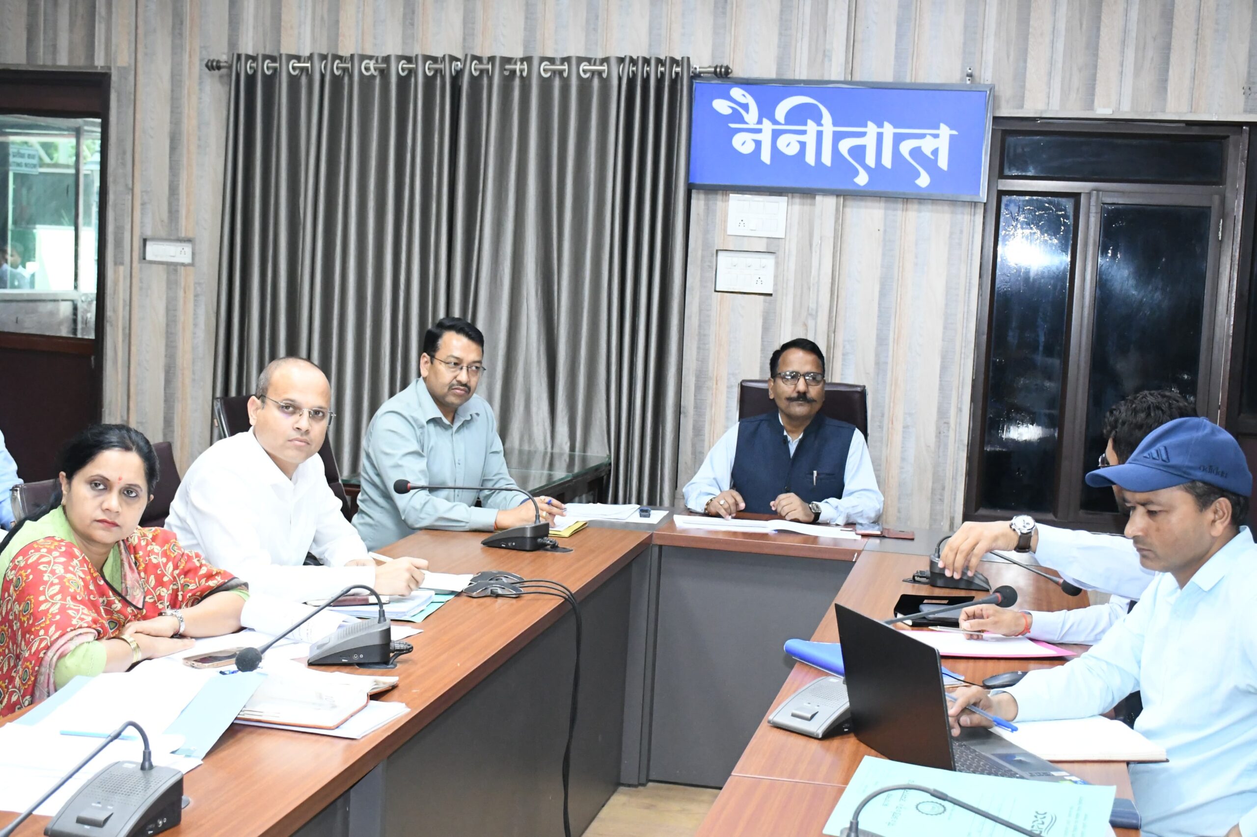 Haldwani: हल्द्वानी में डीएम रयाल ने समीक्षा बैठक में तय किए कड़े लक्ष्य, मानसून से पहले निर्माण कार्य पूरे करने के दिए सख्त निर्देश