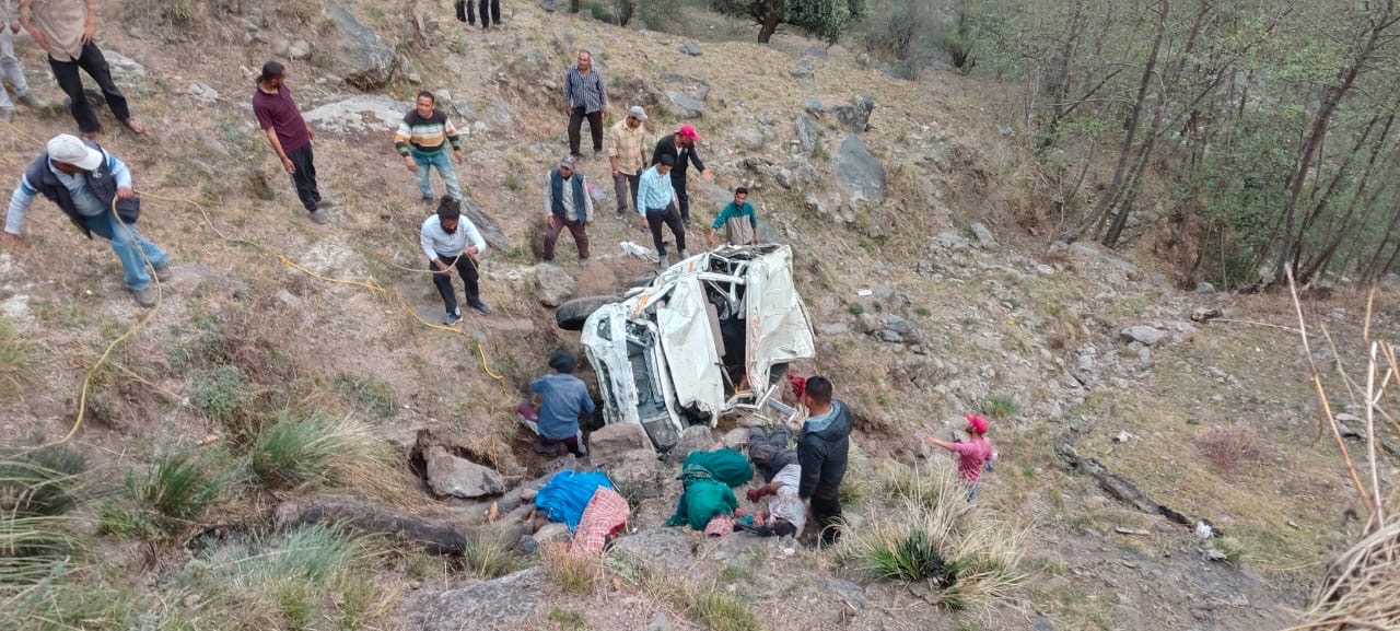 Uttarakhand: बागेश्वर के कपकोट में दर्दनाक सड़क हादसे में 100 मीटर गहरी खाई में गिरी बोलेरो, दो महिलाओं की मौत और कई घायल