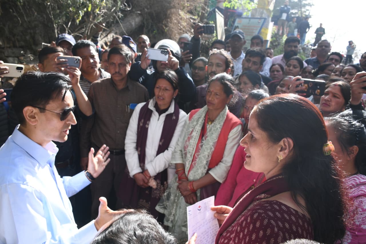 Nainital: खुर्पाताल में आयुक्त दीपक रावत का सख्त एक्शन, झील किनारे अवैध निर्माण पर कार्रवाई, गेट विवाद मौके पर सुलझाया