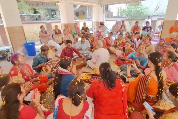 Mumbai: जरूरतमंद बच्चों के सपनों को मिली नई उड़ान, देवभूमि चैरिटेबल ट्रस्ट ने वितरित की शैक्षणिक सामग्री