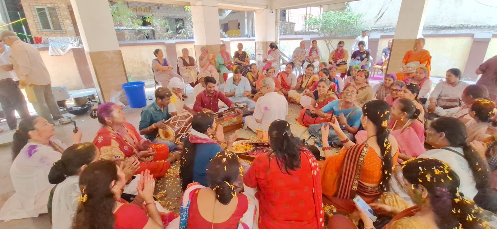 Mumbai: जरूरतमंद बच्चों के सपनों को मिली नई उड़ान, देवभूमि चैरिटेबल ट्रस्ट ने वितरित की शैक्षणिक सामग्री