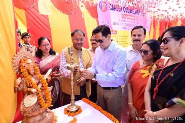 Haldwani: महिला डिग्री कॉलेज हल्द्वानी में आयुक्त दीपक रावत ने करियर काउंसलिंग एक्सपो का किया शुभारंभ, छात्राओं को दिए सफलता के मंत्र