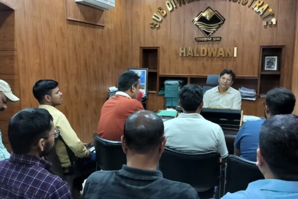 Haldwani: घरेलू गैस की कालाबाजारी पर सख्ती, हल्द्वानी में एसडीएम ने गैस एजेंसियों के साथ की समीक्षा बैठक