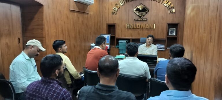 Haldwani: घरेलू गैस की कालाबाजारी पर सख्ती, हल्द्वानी में एसडीएम ने गैस एजेंसियों के साथ की समीक्षा बैठक