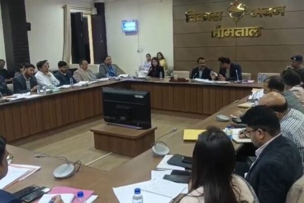 Bhimtal: नैनीताल में विकास कार्यों की समीक्षा, डीएम ललित मोहन रयाल ने अधिकारियों को समयबद्ध कार्य और शतप्रतिशत बजट व्यय के दिए निर्देश