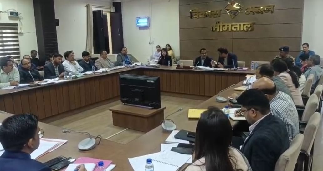 Bhimtal: नैनीताल में विकास कार्यों की समीक्षा, डीएम ललित मोहन रयाल ने अधिकारियों को समयबद्ध कार्य और शतप्रतिशत बजट व्यय के दिए निर्देश