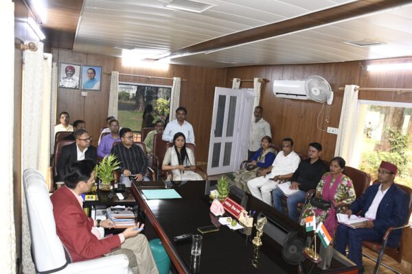 Haldwani: जनसुनवाई में कुमाऊं आयुक्त दीपक रावत की सख्ती, 6 करोड़ की धोखाधड़ी पर मुकदमे के निर्देश, अवैध निर्माण और गैस कालाबाजारी पर कार्रवाई