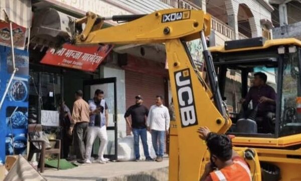 Haldwani: ऊंचापुल चौराहे पर चला बुलडोजर, सड़क चौड़ीकरण के लिए दो अवैध मकान ध्वस्त