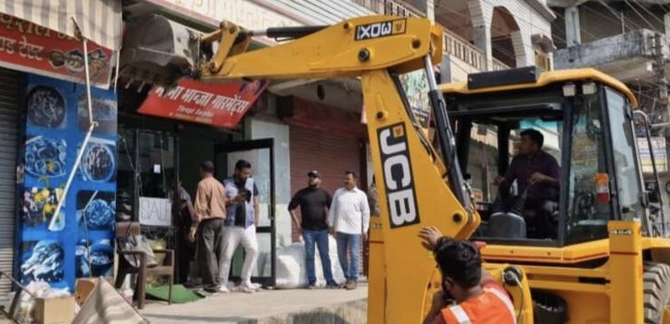 Haldwani: ऊंचापुल चौराहे पर चला बुलडोजर, सड़क चौड़ीकरण के लिए दो अवैध मकान ध्वस्त