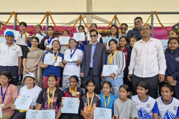 Haldwani: महिला दिवस पर हल्द्वानी में अस्मिता खेलो इंडिया प्रतियोगिता, कमिश्नर दीपक रावत ने उत्कृष्ट प्रदर्शन करने वाली खिलाड़ियों को किया सम्मानित