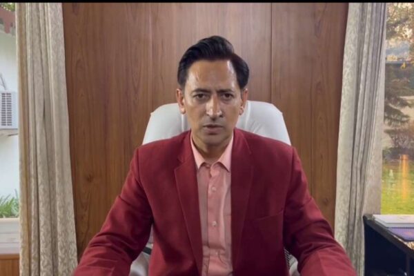 Haldwani: एलपीजी सिलेंडरों की कालाबाजारी पर प्रशासन सख्त, कुमाऊं कमिश्नर दीपक रावत ने जिलाधिकारियों को दिए निगरानी के निर्देश