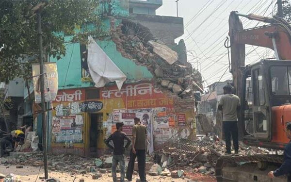 Haldwani: हल्द्वानी के ऊंचापुल चौराहे पर चला बुलडोजर, सड़क चौड़ीकरण के लिए अवैध निर्माणों पर प्रशासन की बड़ी कार्रवाई