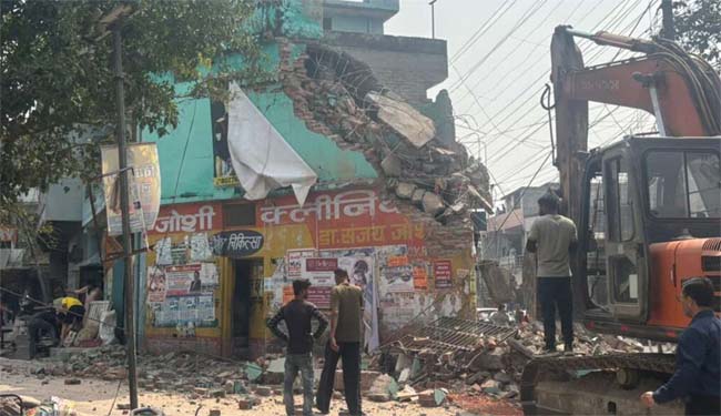 Haldwani: हल्द्वानी के ऊंचापुल चौराहे पर चला बुलडोजर, सड़क चौड़ीकरण के लिए अवैध निर्माणों पर प्रशासन की बड़ी कार्रवाई