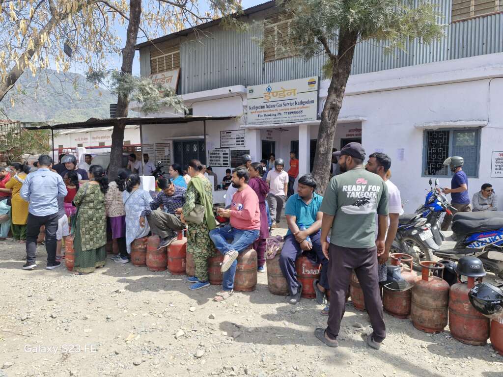 Haldwani: मिडिल-ईस्ट में बढ़ते तनाव के बीच हल्द्वानी में गैस के लिए लंबी कतारें, प्रशासन बोला—किल्लत नहीं, कालाबाजारी पर होगी कार्रवाई