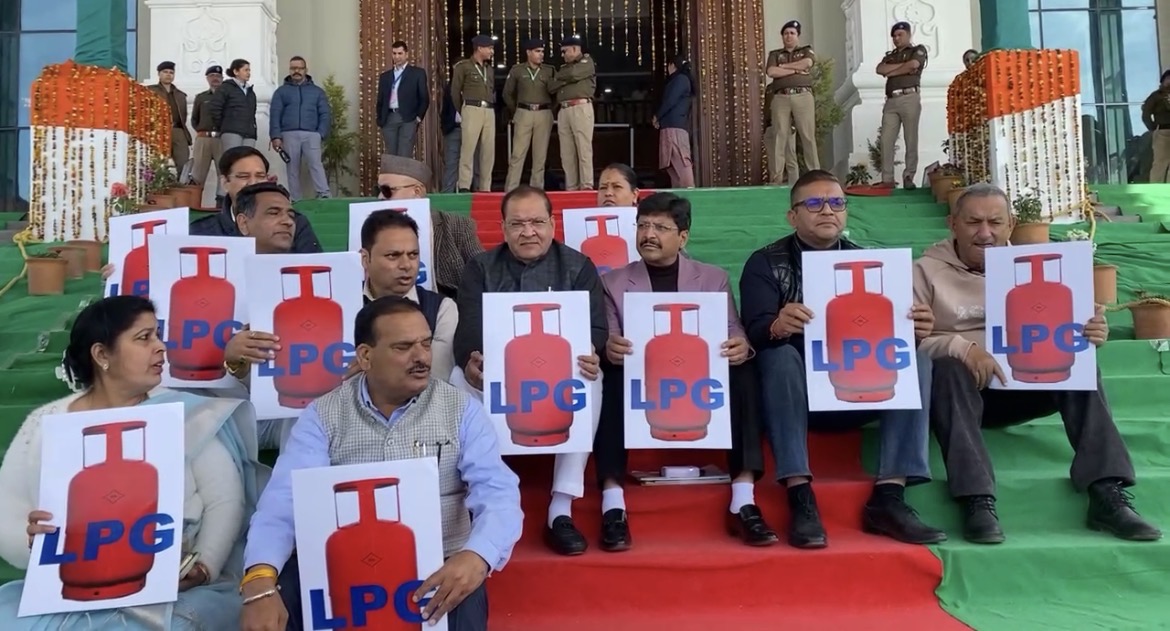 Gairsain: भराड़ीसैंण विधानसभा में गैस संकट पर हंगामा, कांग्रेस का धरना और वॉकआउट