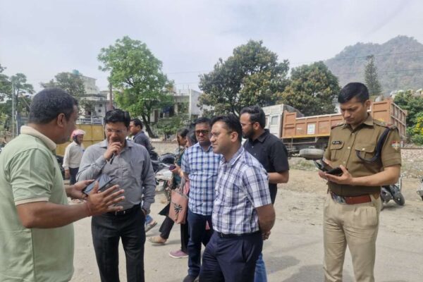 Haldwani: डीएम के आदेश के बाद भी इंडियन गैस गोदाम पर उमड़ी भीड़, मौके पर पहुंचे एसडीएम, तहसीलदार और थाना प्रभारी, घर-घर गैस डिलीवरी करने के दिए निर्देश