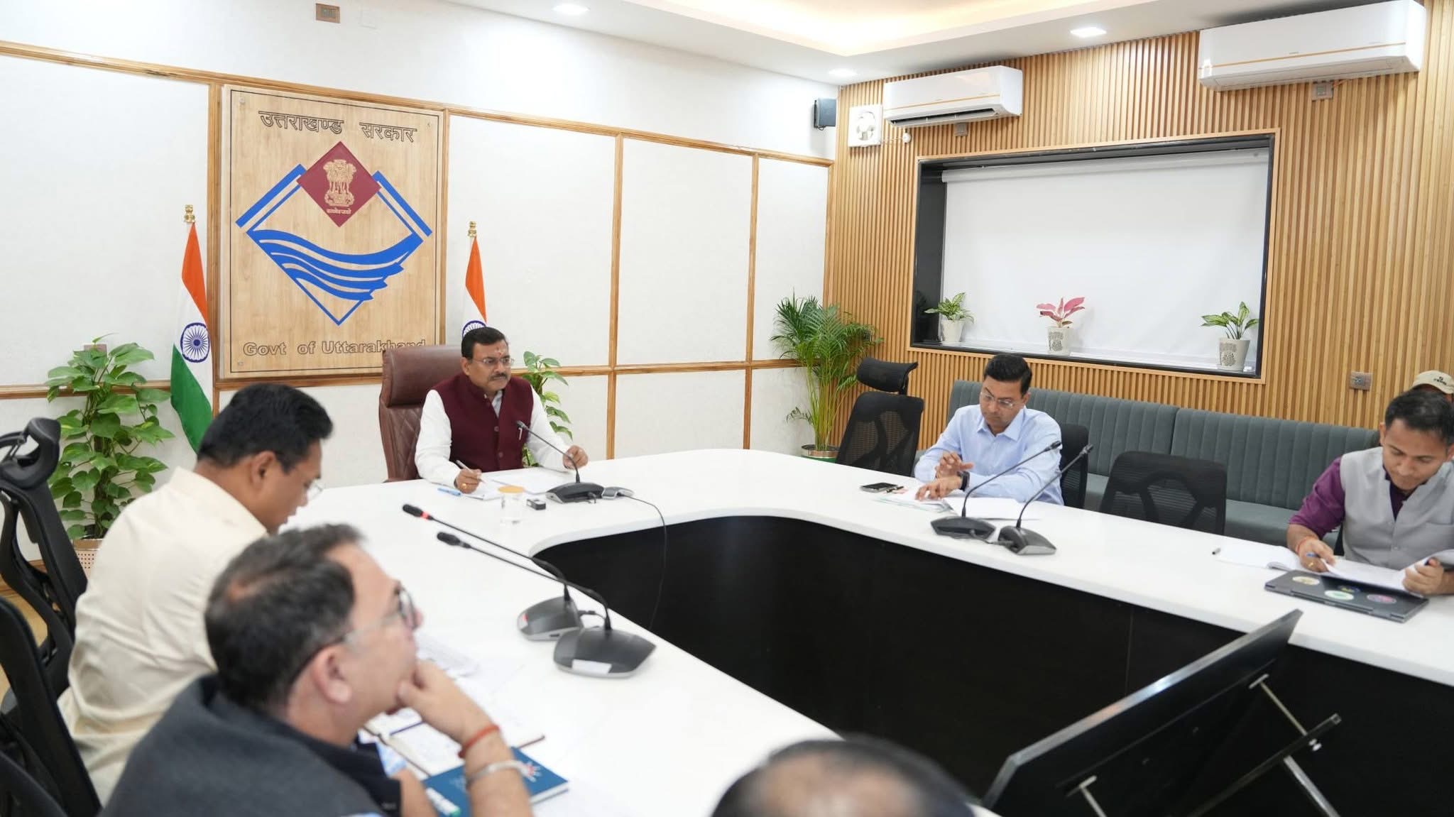 Dehradun: मुख्य सचिव की अध्यक्षता में व्यय वित्त समिति बैठक, मल्टीस्टोरी पार्किंग से लेकर पेयजल परियोजनाओं को मिली हरी झंडी