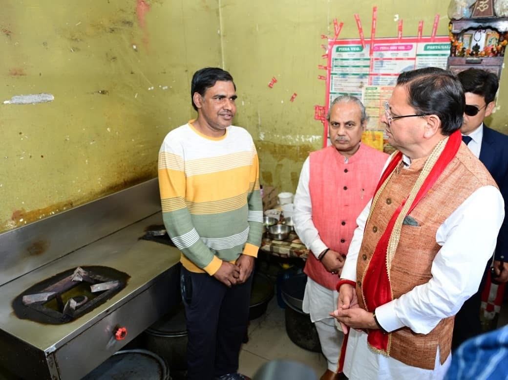 Dehradun: मुख्यमंत्री धामी ने गढ़ी कैंट में रसोई गैस आपूर्ति का लिया जायजा, वैकल्पिक ऊर्जा अपनाने के निर्देश और संभावित संकट पर एकजुटता की अपील