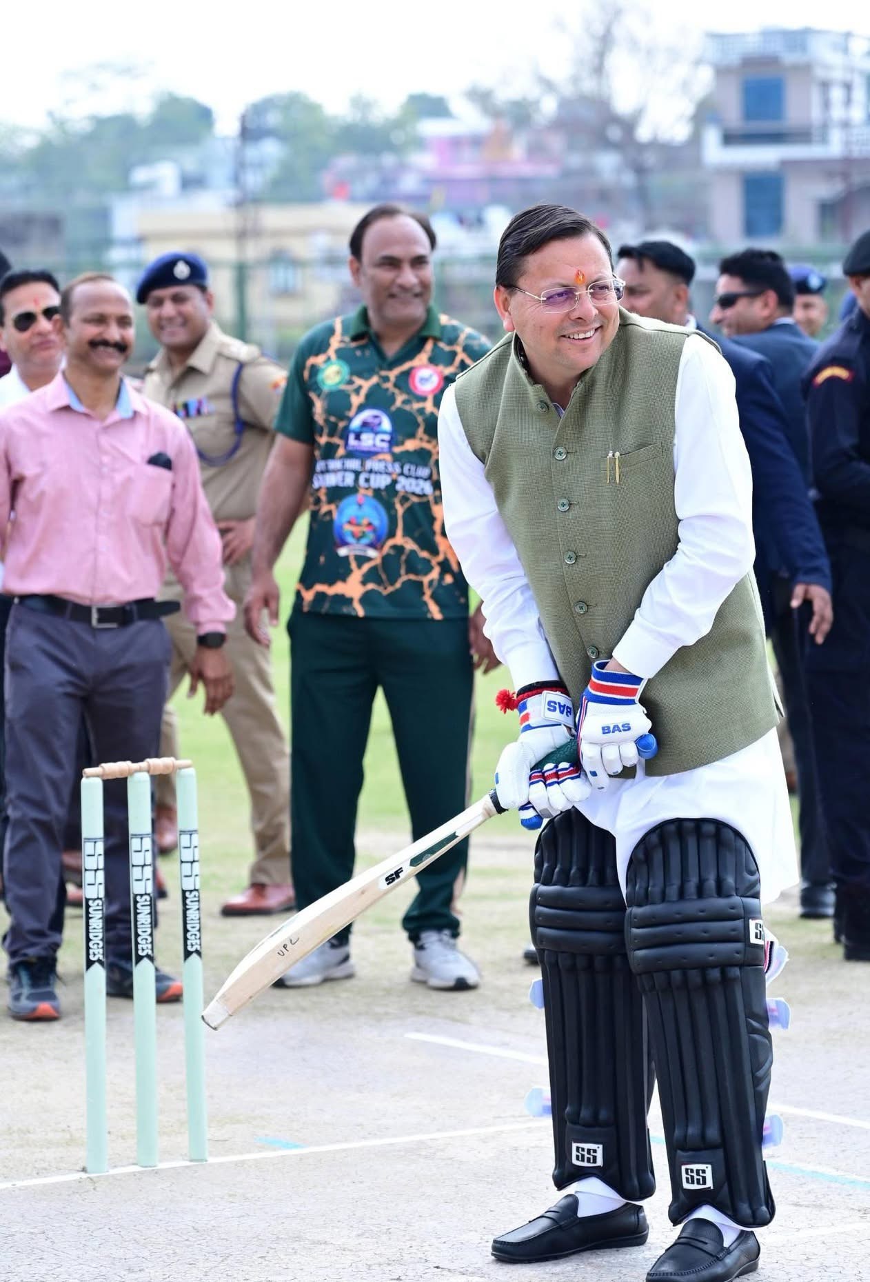 Dehradun: देहरादून में मुख्यमंत्री धामी ने बल्ला थामकर किया अंतर क्रिकेट टूर्नामेंट का भव्य शुभारंभ, खिलाड़ियों में भरा जोश