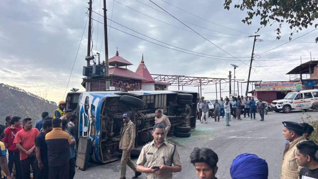 Nainital: ज्योलिकोट-भवाली मार्ग पर भीषण हादसा, गेठिया मोड़ पर केमू बस पलटने से एक की मौत और 6 गंभीर घायल