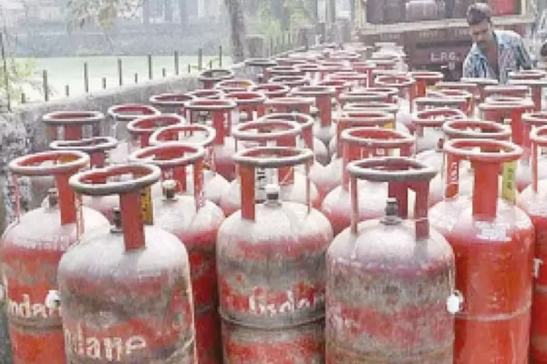 Haldwani: हल्द्वानी में गैस कालाबाजारी का भंडाफोड़, आयुक्त के सख्त आदेश पर इंडेन कर्मचारियों के खिलाफ एफआईआर दर्ज