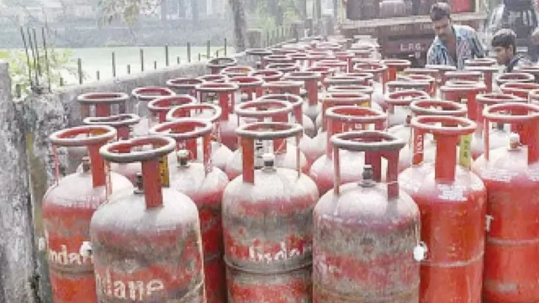 Haldwani: हल्द्वानी में गैस कालाबाजारी का भंडाफोड़, आयुक्त के सख्त आदेश पर इंडेन कर्मचारियों के खिलाफ एफआईआर दर्ज