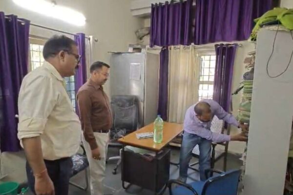 Haldwani: काठगोदाम स्थित हाइडिल विभाग में सिटी मजिस्ट्रेट एपी वाजपेयी का छापा, दफ्तर में नशे में मिला कार्यालय सहायक कर्मचारी दीपक बोरा निलंबित