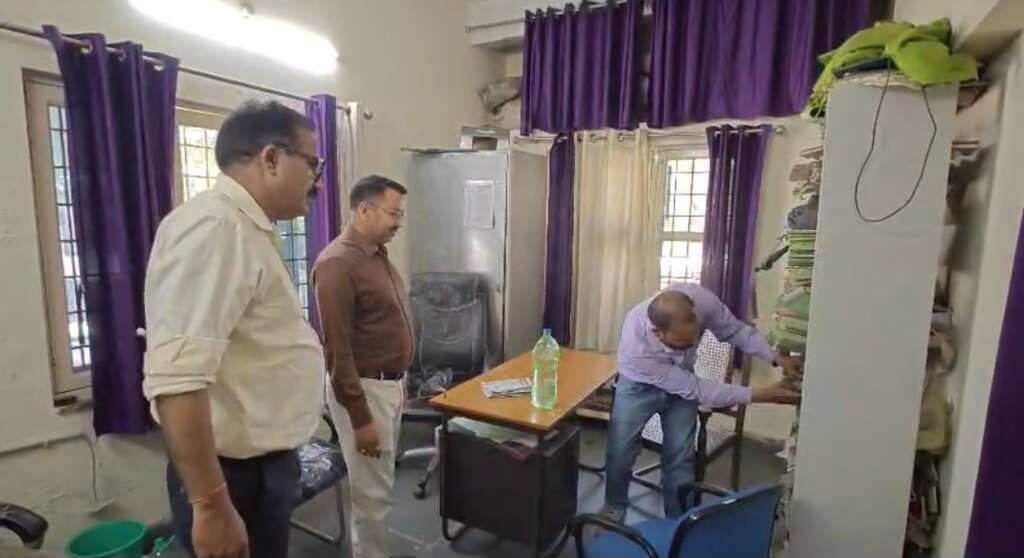 Haldwani: काठगोदाम स्थित हाइडिल विभाग में सिटी मजिस्ट्रेट एपी वाजपेयी का छापा, दफ्तर में नशे में मिला कार्यालय सहायक कर्मचारी दीपक बोरा निलंबित