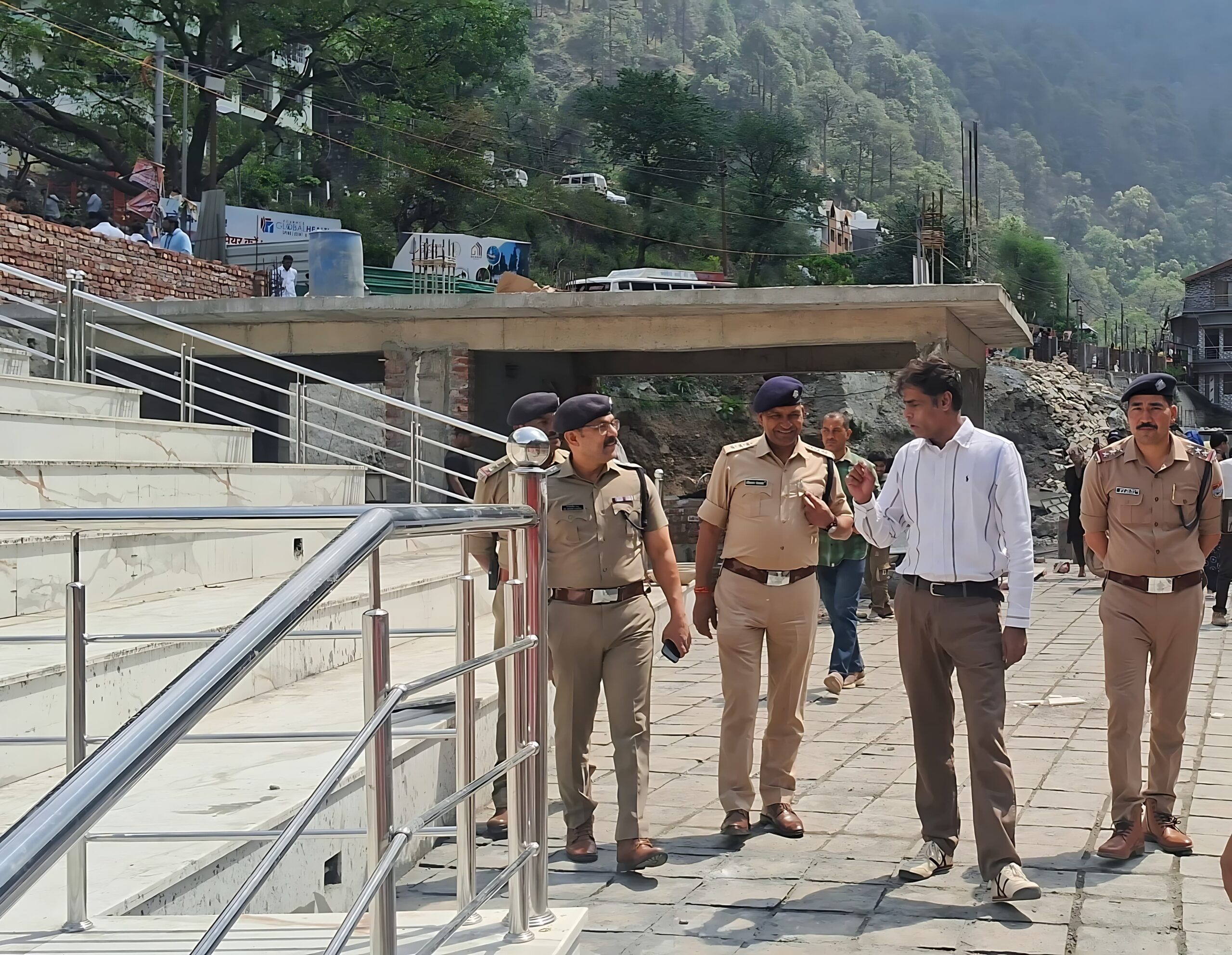 Nainital: कैंची धाम में सुरक्षा और ट्रैफिक पर सख्ती, पर्यटन सीजन से पहले एडीजी ने दिए कड़े निर्देश