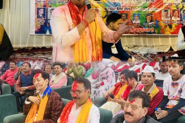 Haldwani: रंग, रस और राग से सराबोर हुआ हल्द्वानी प्रेस क्लब का होली मिलन समारोह, आयुक्त दीपक रावत व डीएम रयाल के गीतों ने लगाए चार चांद
