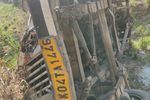 Nainital: धारी ब्लॉक में दर्दनाक सड़क हादसा, खाई में मैक्स वाहन गिरने से 2 की मौत, 4 घायल