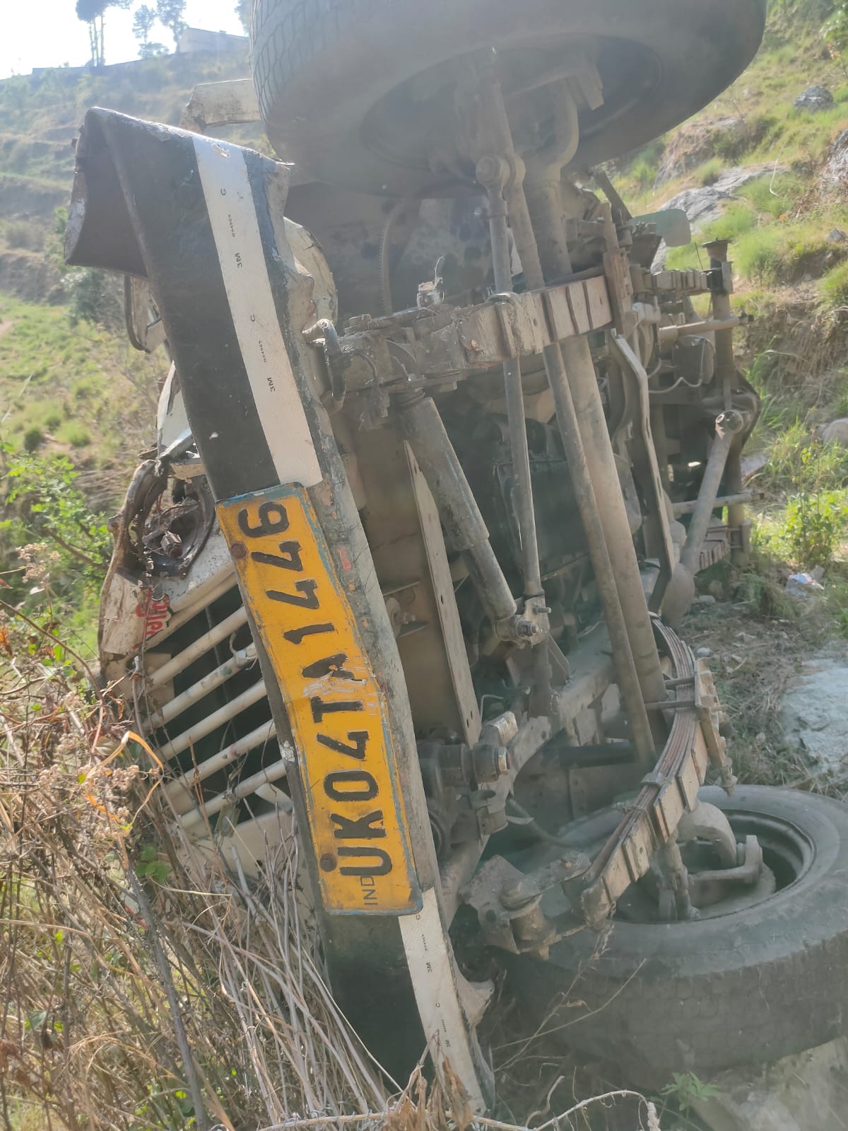 Nainital: धारी ब्लॉक में दर्दनाक सड़क हादसा, खाई में मैक्स वाहन गिरने से 2 की मौत, 4 घायल