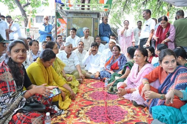 Haldwani: महिला आरक्षण लागू करने को कांग्रेस का हल्ला बोल, हल्द्वानी में गोदियाल के नेतृत्व में धरना