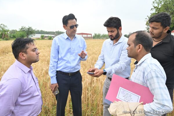 Haldwani: खेत में उतरकर आयुक्त दीपक रावत ने किया डिजिटल क्रॉप सर्वे, किसानों को बीमा व बाजार से जोड़ने की बड़ी पहल