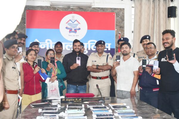 Nainital: नैनीताल पुलिस की बड़ी कामयाबी, 37.48 लाख के मोबाइल बरामद कर 200 लोगों के चेहरे पर लौटाई मुस्कान