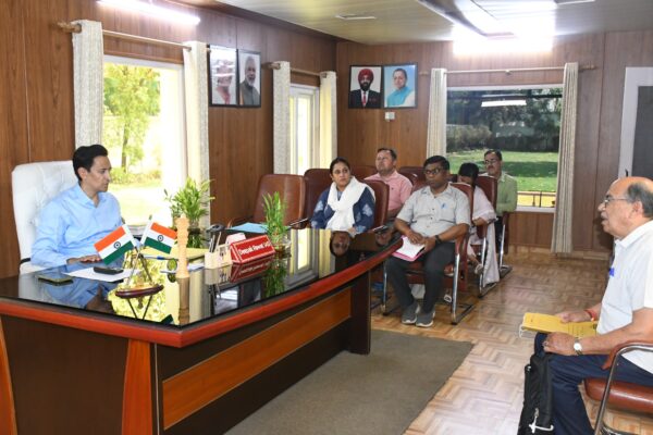 Haldwani: हल्द्वानी में जनसुनवाई के दौरान सख्त हुए आयुक्त दीपक रावत, भूमि विवाद से लेकर अवैध जल कनेक्शन तक त्वरित कार्रवाई के निर्देश