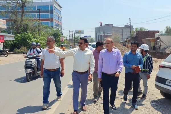 Haldwani: डीएम रयाल के निर्देश में नगर मजिस्ट्रेट एपी वाजपेयी ने तीनपानी-मंडी सड़क चौड़ीकरण व ड्रेनेज कार्यों का किया निरीक्षण