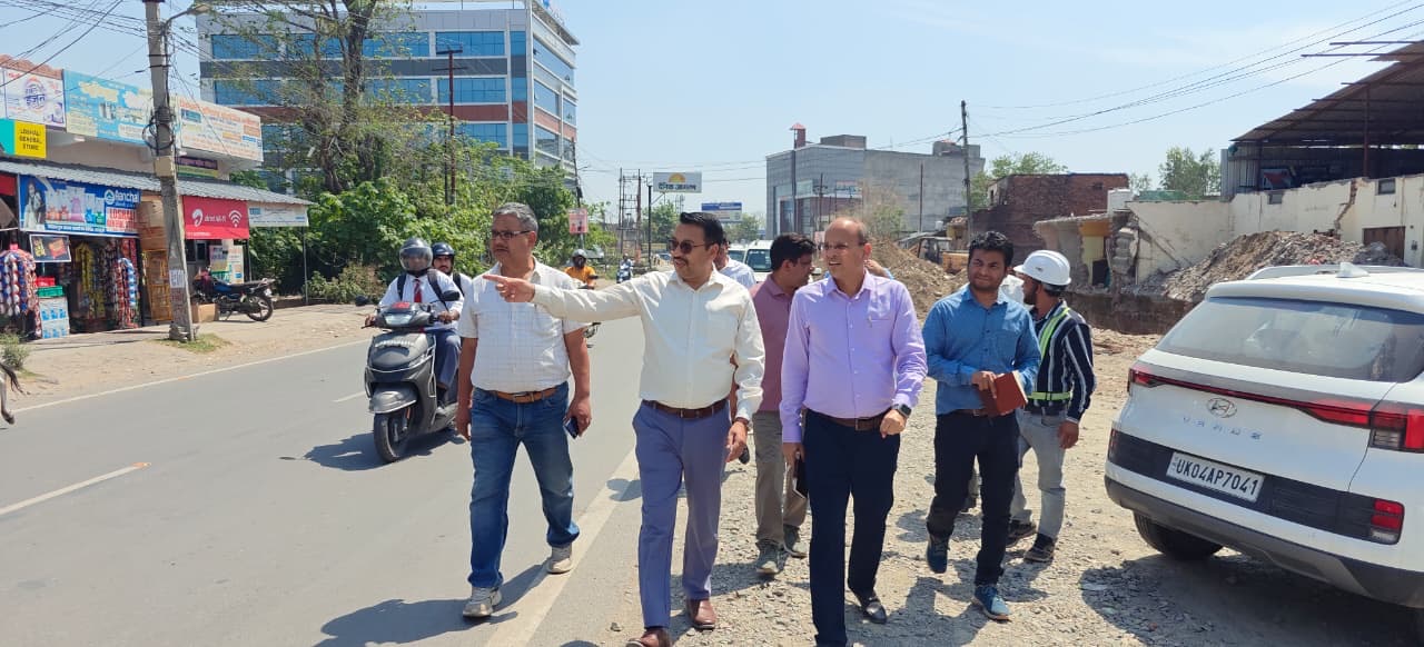 Haldwani: डीएम रयाल के निर्देश में नगर मजिस्ट्रेट एपी वाजपेयी ने तीनपानी-मंडी सड़क चौड़ीकरण व ड्रेनेज कार्यों का किया निरीक्षण