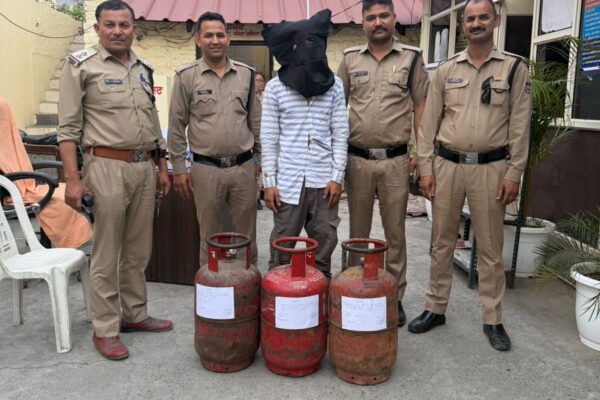 Nainital: नौकरी के बहाने घर में घुसकर उड़ाए गैस सिलेंडर, मुखानी पुलिस ने आरोपी को दबोचा