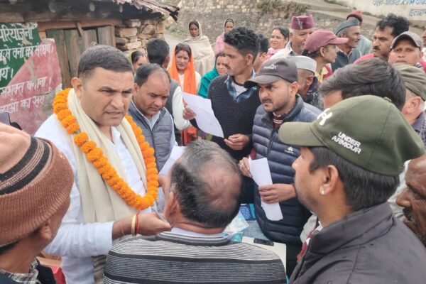 Bhimtal: भीमताल में मंत्री कैड़ा ने जनसंपर्क के दौरान ग्रामीणों की समस्याएं सुनी, अधिकारियों को दिए तीव्र समाधान के निर्देश