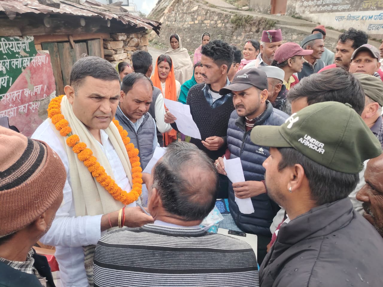 Bhimtal: भीमताल में मंत्री कैड़ा ने जनसंपर्क के दौरान ग्रामीणों की समस्याएं सुनी, अधिकारियों को दिए तीव्र समाधान के निर्देश