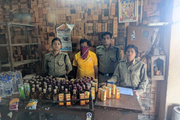 Haldwani: आबकारी निरीक्षक धीरेंद्र बिष्ट के नेतृत्व में ढाबे पर छापा, 109 पव्वा अवैध शराब के साथ आरोपी दबोचा