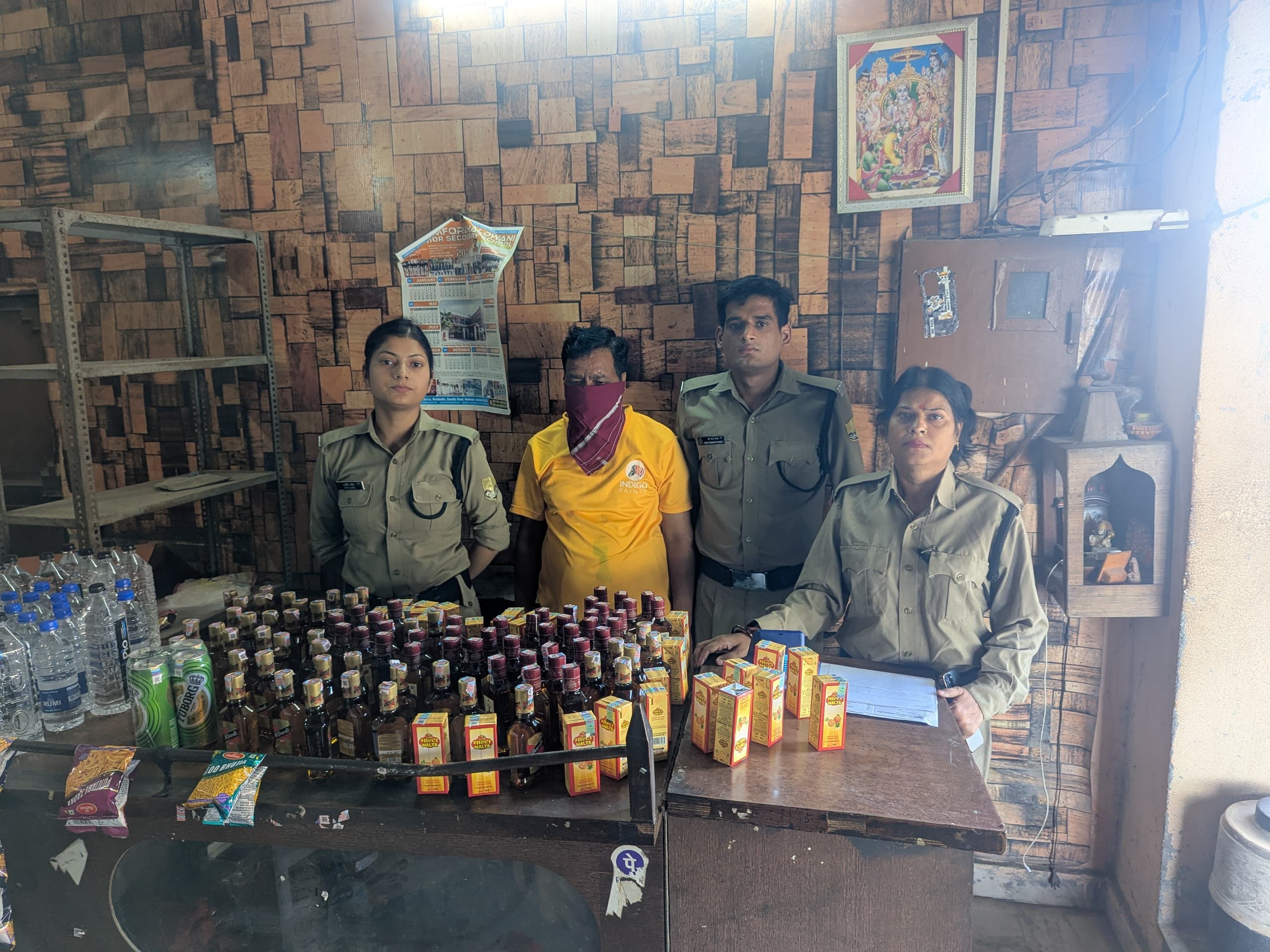 Haldwani: आबकारी निरीक्षक धीरेंद्र बिष्ट के नेतृत्व में ढाबे पर छापा, 109 पव्वा अवैध शराब के साथ आरोपी दबोचा