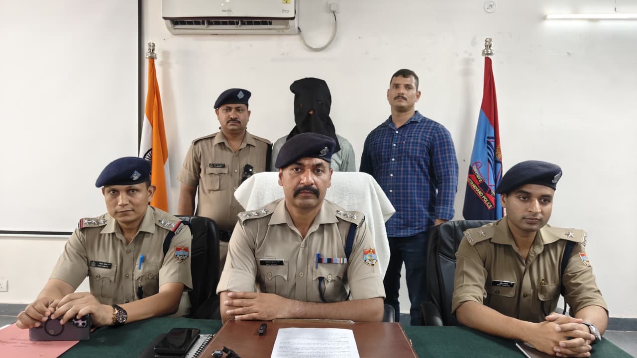 Haldwani: नैनीताल पुलिस ने सुभाष नगर में हुई फायरिंग का किया खुलासा, अभियुक्त को गिरफ्तार कर रिवॉल्वर व कारतूस किए बरामद